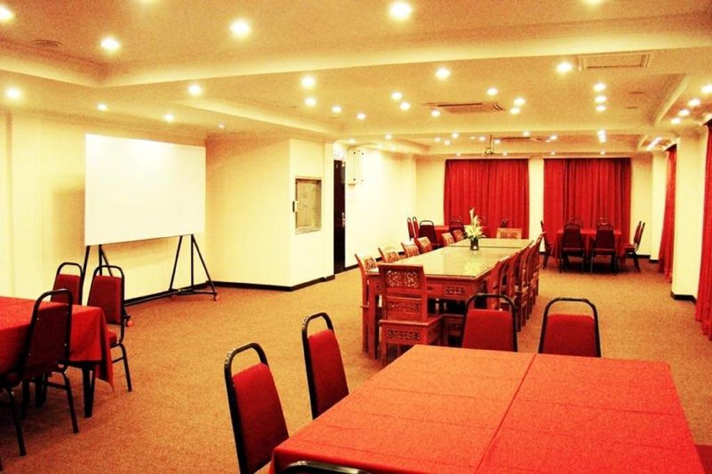 Adel Hotel Putatan Esterno foto