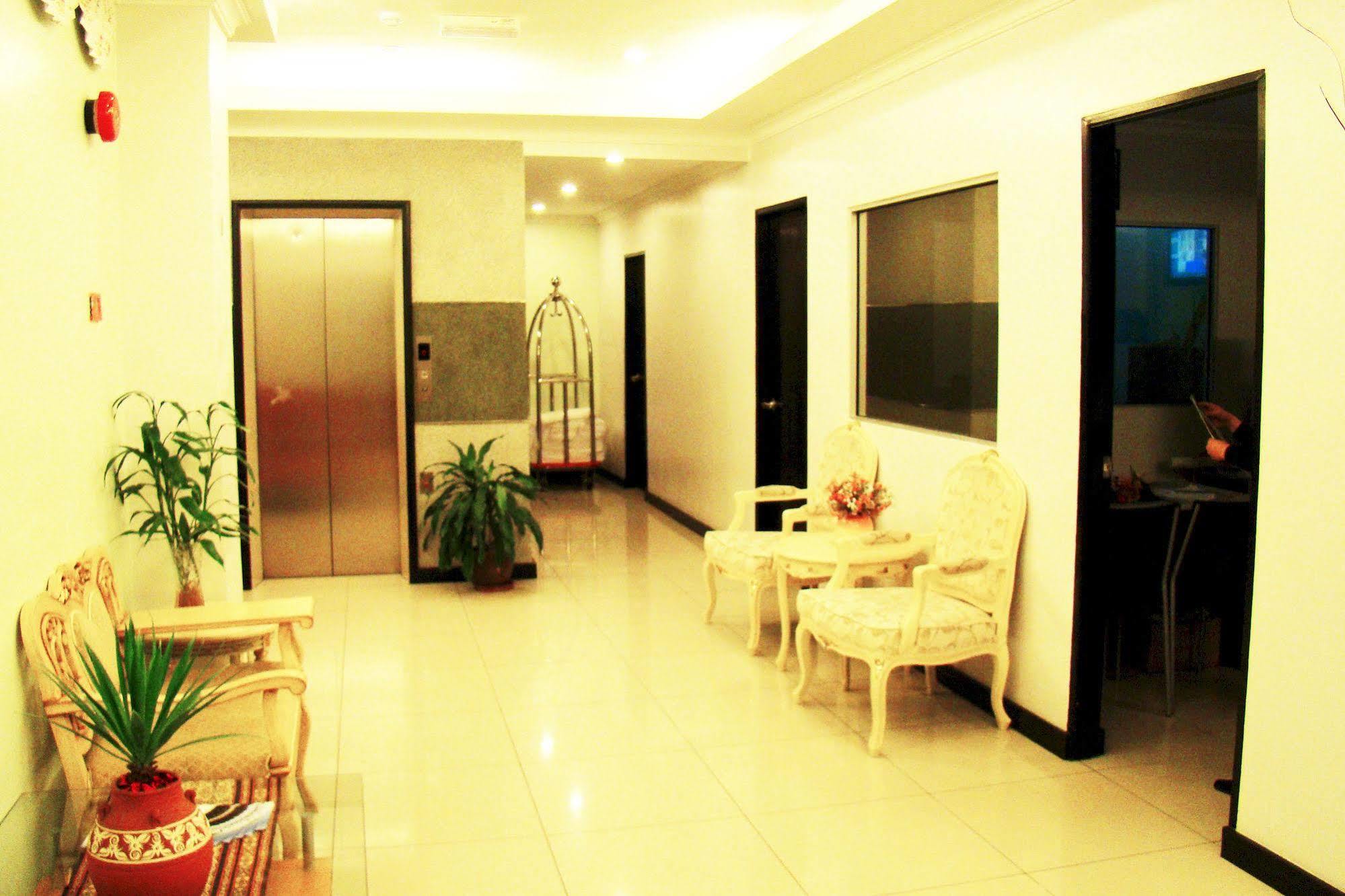 Adel Hotel Putatan Esterno foto