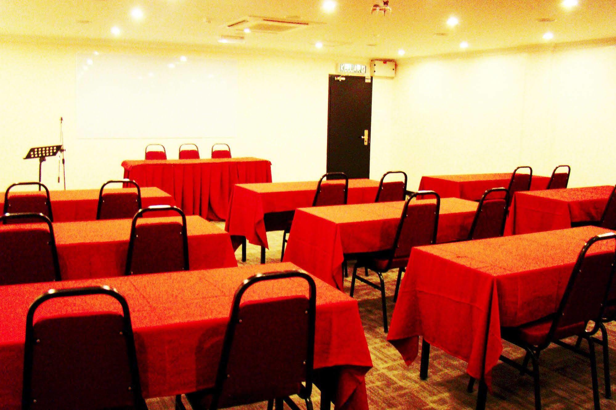 Adel Hotel Putatan Esterno foto