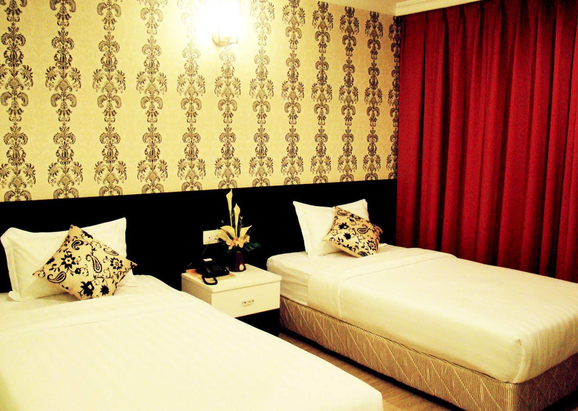 Adel Hotel Putatan Esterno foto